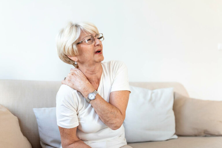 mujer quejándose del dolor de espalda